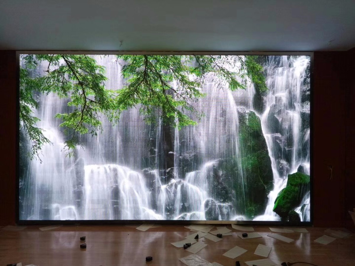 濰坊地理測繪局室內(nèi)P2.5全彩屏加班加點完工，等著看十九大呢